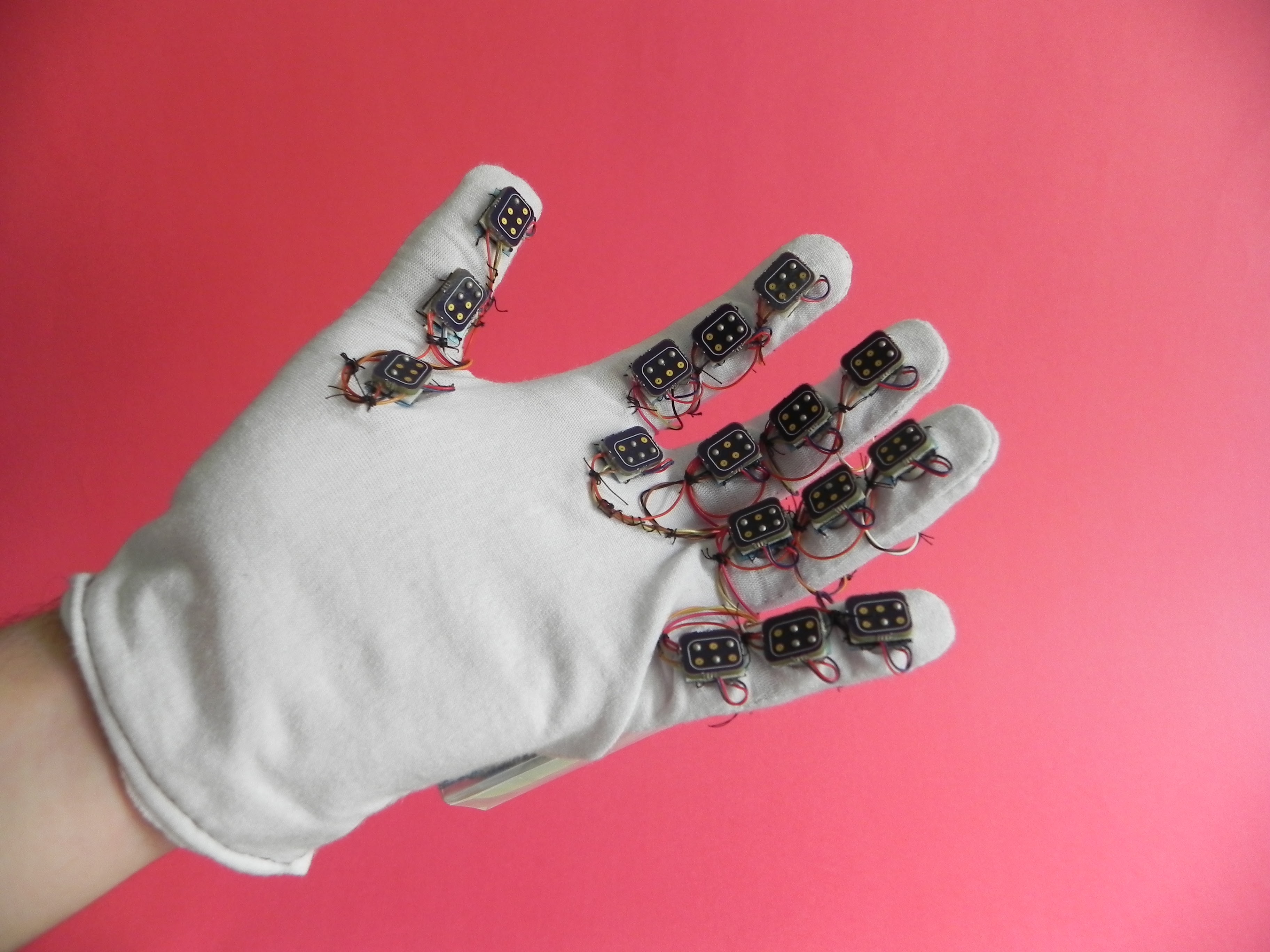 Visão panorâmica da luva e seus componentes eletrônicos.